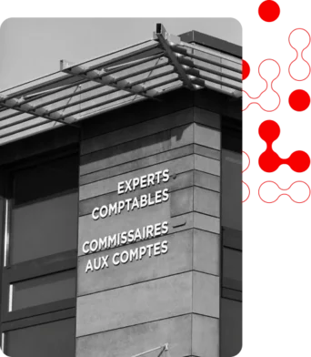 Les collaborateurs du cabinet Horizons rassemblés dans l’escalier des bureaux, photo en noir et blanc