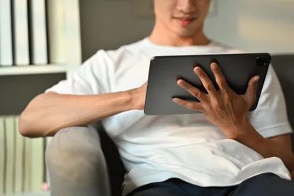 Un dirigeant consulte les actualités comptables et fiscales sur sa tablette