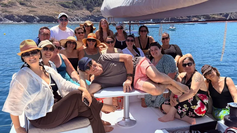 Équipe d'Horizons Conseil réunie sur un bateau pour une journée de cohésion