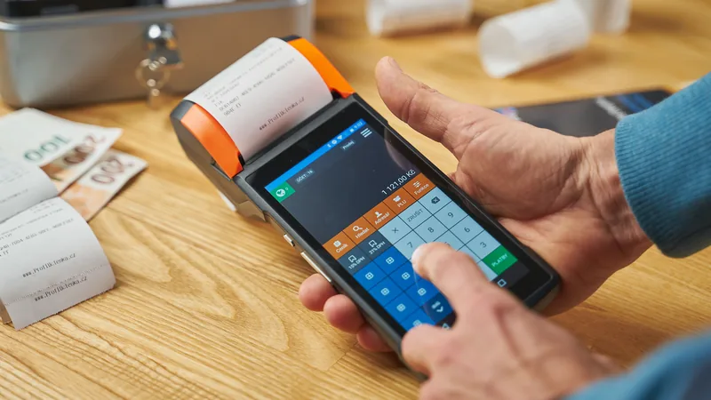 Terminal de caisse imprimant un ticket de paiement