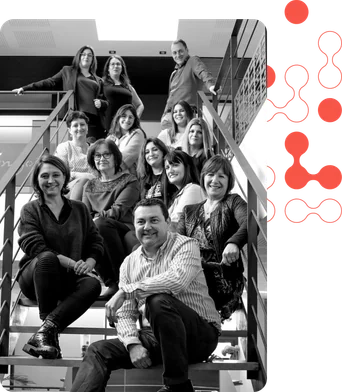 Les collaborateurs du cabinet Horizons rassemblés dans l’escalier des bureaux, photo en noir et blanc