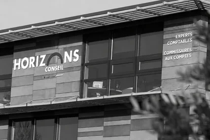 L’équipe du cabinet HORIZONS CONSEIL devant les bureaux de Perpignan