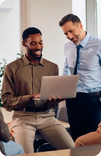 Deux entrepreneurs consultant un ordinateur portable lors d’un rendez-vous de création d’entreprise