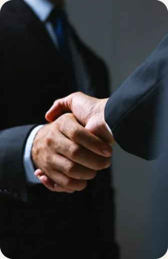 Poignée de main entre un dirigeant et son conseiller en gestion sociale