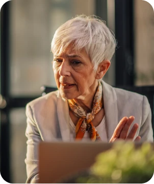 Une responsable comptable fait le point sur un dossier avec un collaborateur