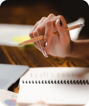 Une collaboratrice vérifie des déclarations fiscales et documents comptables dans son bureau