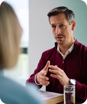 Entretien de conseil entre un expert-comptable et son client au bureau